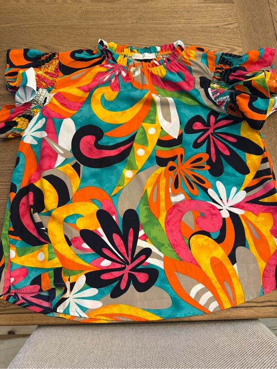 Ces Femme Tops - Short sleeve floral blouse.